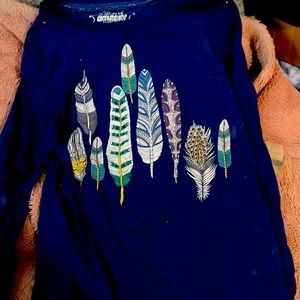 I’m selling a long sleeve kids pajama shirt (m) it’s blue with feathers